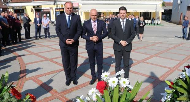 Polaganje vijenaca na Trgu 123. brigade u Požegi povodom Vojno - redarstvene akcije ʺBljesakʺ