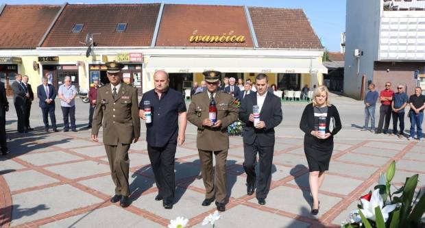 Polaganje vijenaca na Trgu 123. brigade u Požegi povodom Vojno - redarstvene akcije ʺBljesakʺ