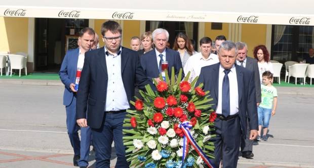 Polaganje vijenaca na Trgu 123. brigade u Požegi povodom Vojno - redarstvene akcije ʺBljesakʺ