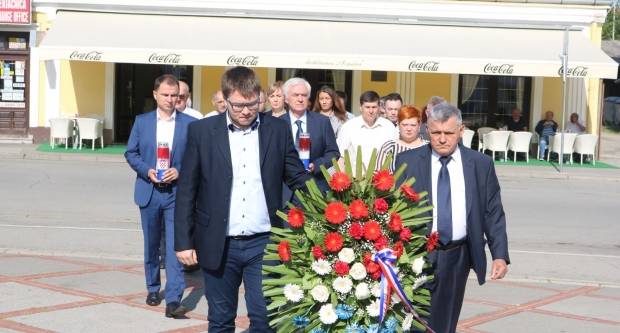 Polaganje vijenaca na Trgu 123. brigade u Požegi povodom Vojno - redarstvene akcije ʺBljesakʺ