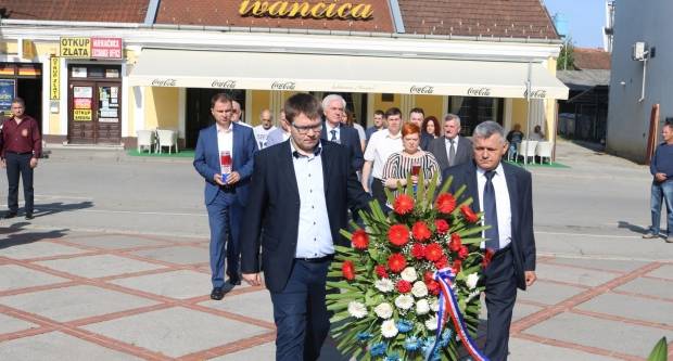 Polaganje vijenaca na Trgu 123. brigade u Požegi povodom Vojno - redarstvene akcije ʺBljesakʺ