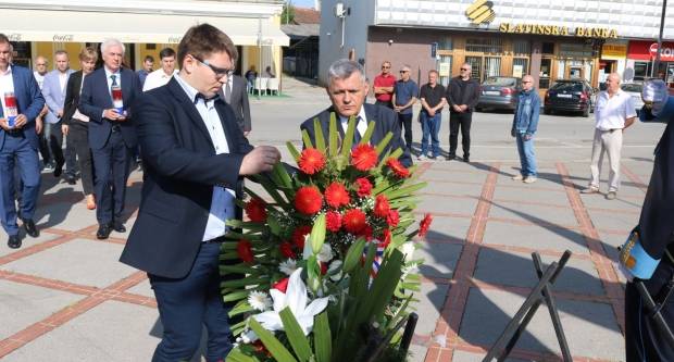 Polaganje vijenaca na Trgu 123. brigade u Požegi povodom Vojno - redarstvene akcije ʺBljesakʺ
