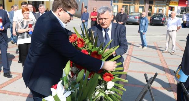 Polaganje vijenaca na Trgu 123. brigade u Požegi povodom Vojno - redarstvene akcije ʺBljesakʺ