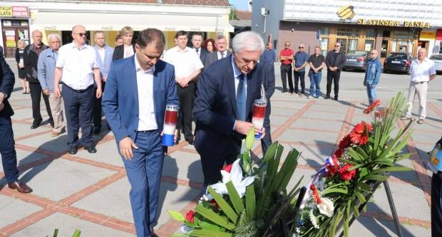 Polaganje vijenaca na Trgu 123. brigade u Požegi povodom Vojno - redarstvene akcije ʺBljesakʺ