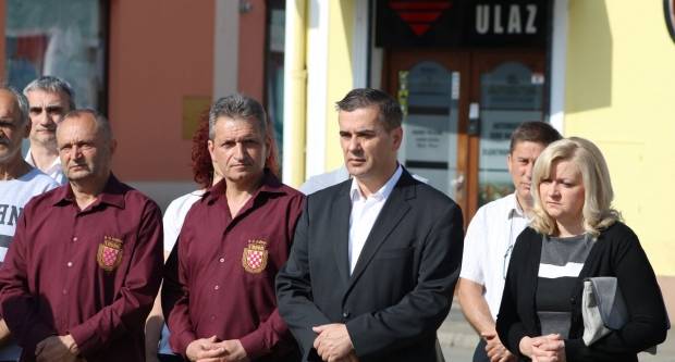 Polaganje vijenaca na Trgu 123. brigade u Požegi povodom Vojno - redarstvene akcije ʺBljesakʺ