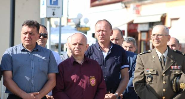 Polaganje vijenaca na Trgu 123. brigade u Požegi povodom Vojno - redarstvene akcije ʺBljesakʺ