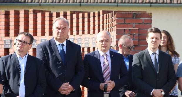 Polaganje vijenaca na Trgu 123. brigade u Požegi povodom Vojno - redarstvene akcije ʺBljesakʺ
