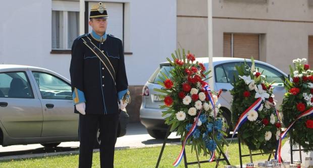 Polaganje vijenaca na Trgu 123. brigade u Požegi povodom Vojno - redarstvene akcije ʺBljesakʺ