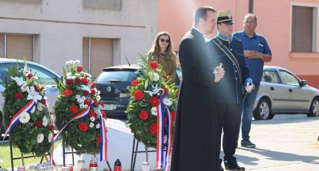 Polaganje vijenaca na Trgu 123. brigade u Požegi povodom Vojno - redarstvene akcije ʺBljesakʺ