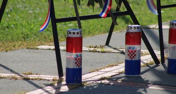 Polaganje vijenaca na Trgu 123. brigade u Požegi povodom Vojno - redarstvene akcije ʺBljesakʺ