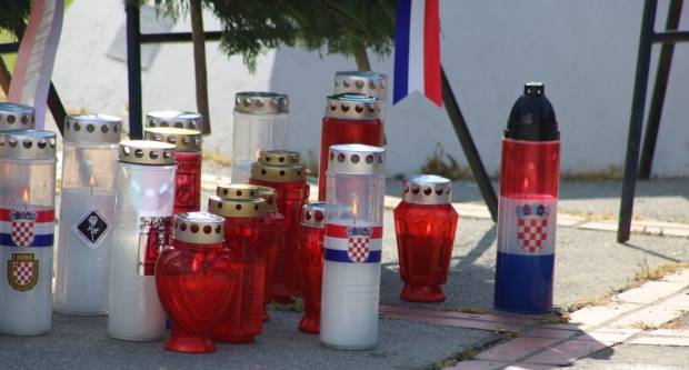 Polaganje vijenaca na Trgu 123. brigade u Požegi povodom Vojno - redarstvene akcije ʺBljesakʺ