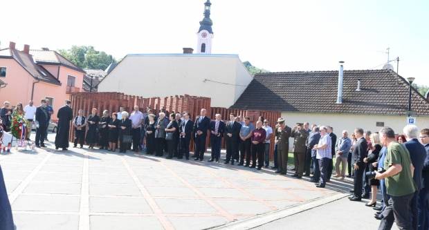 Polaganje vijenaca na Trgu 123. brigade u Požegi povodom Vojno - redarstvene akcije ʺBljesakʺ