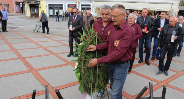 U povodu Dana državnosti RH svečano položeni vijenci na Trgu 123. brigade u Požegi