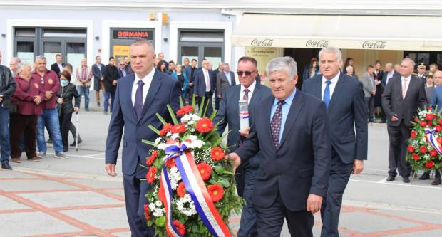 U povodu Dana državnosti RH svečano položeni vijenci na Trgu 123. brigade u Požegi