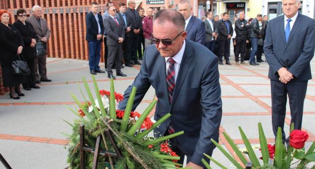 U povodu Dana državnosti RH svečano položeni vijenci na Trgu 123. brigade u Požegi