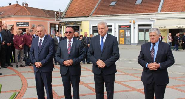 U povodu Dana državnosti RH svečano položeni vijenci na Trgu 123. brigade u Požegi