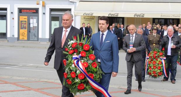 U povodu Dana državnosti RH svečano položeni vijenci na Trgu 123. brigade u Požegi
