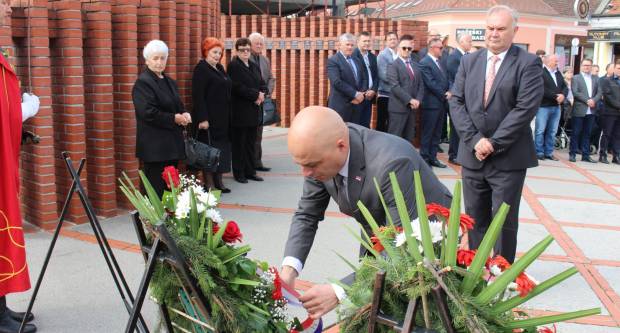 U povodu Dana državnosti RH svečano položeni vijenci na Trgu 123. brigade u Požegi