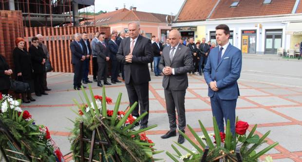 U povodu Dana državnosti RH svečano položeni vijenci na Trgu 123. brigade u Požegi