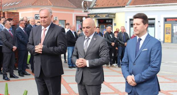 U povodu Dana državnosti RH svečano položeni vijenci na Trgu 123. brigade u Požegi