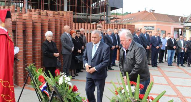 U povodu Dana državnosti RH svečano položeni vijenci na Trgu 123. brigade u Požegi