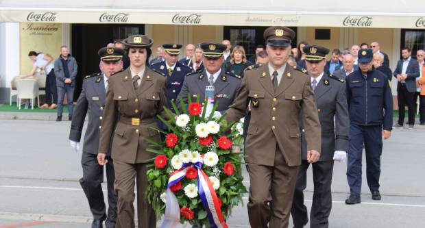 U povodu Dana državnosti RH svečano položeni vijenci na Trgu 123. brigade u Požegi