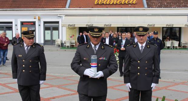 U povodu Dana državnosti RH svečano položeni vijenci na Trgu 123. brigade u Požegi