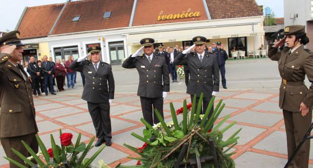 U povodu Dana državnosti RH svečano položeni vijenci na Trgu 123. brigade u Požegi