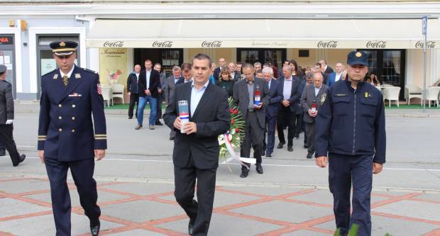U povodu Dana državnosti RH svečano položeni vijenci na Trgu 123. brigade u Požegi