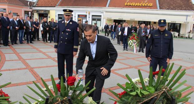 U povodu Dana državnosti RH svečano položeni vijenci na Trgu 123. brigade u Požegi