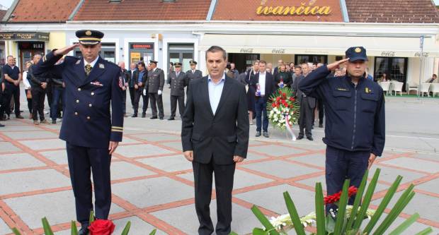 U povodu Dana državnosti RH svečano položeni vijenci na Trgu 123. brigade u Požegi