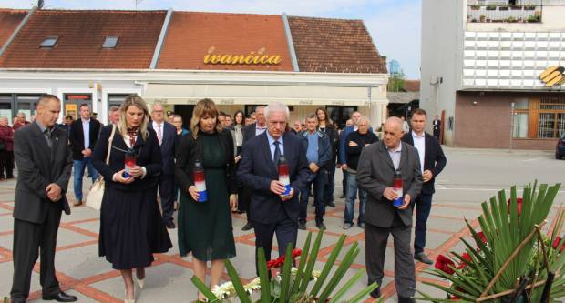 U povodu Dana državnosti RH svečano položeni vijenci na Trgu 123. brigade u Požegi