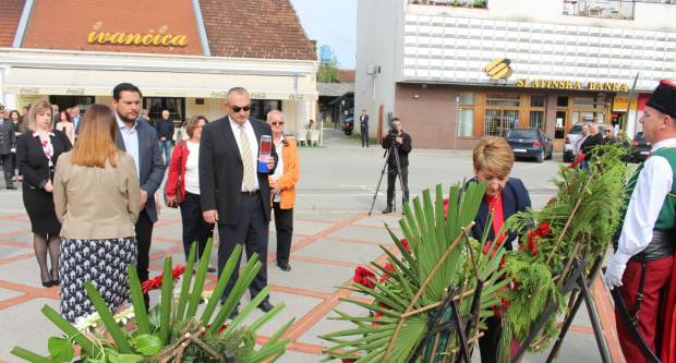 U povodu Dana državnosti RH svečano položeni vijenci na Trgu 123. brigade u Požegi