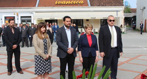 U povodu Dana državnosti RH svečano položeni vijenci na Trgu 123. brigade u Požegi