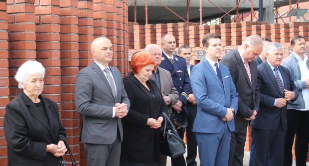 U povodu Dana državnosti RH svečano položeni vijenci na Trgu 123. brigade u Požegi