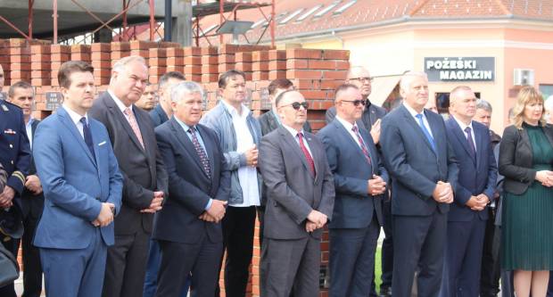 U povodu Dana državnosti RH svečano položeni vijenci na Trgu 123. brigade u Požegi