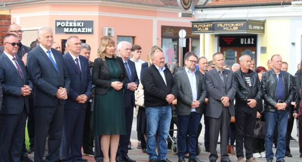 U povodu Dana državnosti RH svečano položeni vijenci na Trgu 123. brigade u Požegi