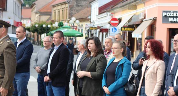 U povodu Dana državnosti RH svečano položeni vijenci na Trgu 123. brigade u Požegi