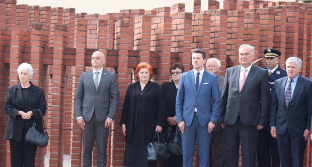 U povodu Dana državnosti RH svečano položeni vijenci na Trgu 123. brigade u Požegi