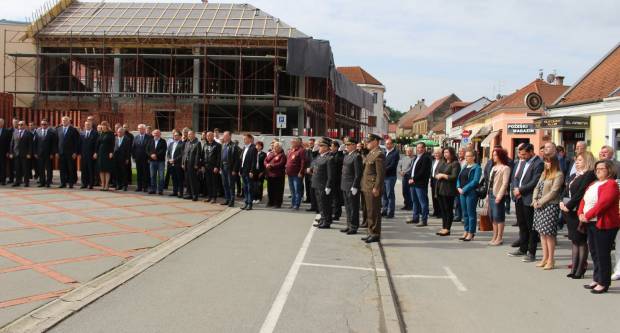 U povodu Dana državnosti RH svečano položeni vijenci na Trgu 123. brigade u Požegi