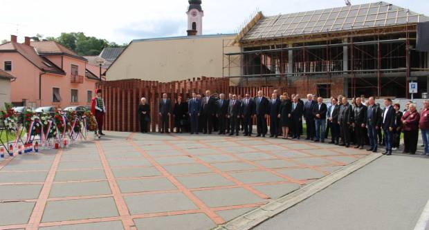 U povodu Dana državnosti RH svečano položeni vijenci na Trgu 123. brigade u Požegi