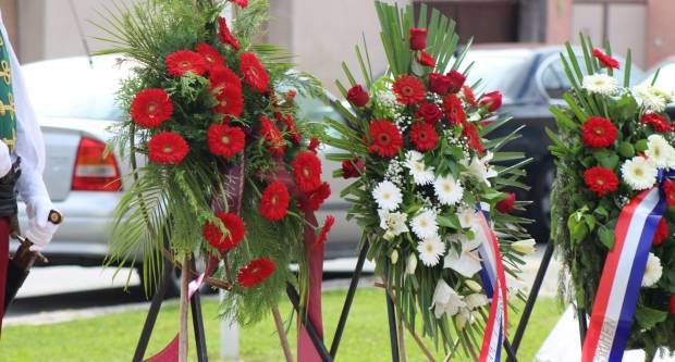 U povodu Dana državnosti RH svečano položeni vijenci na Trgu 123. brigade u Požegi