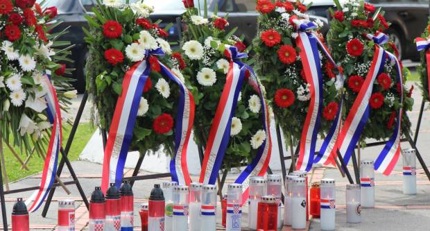 U povodu Dana državnosti RH svečano položeni vijenci na Trgu 123. brigade u Požegi