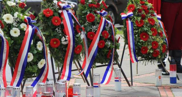 U povodu Dana državnosti RH svečano položeni vijenci na Trgu 123. brigade u Požegi