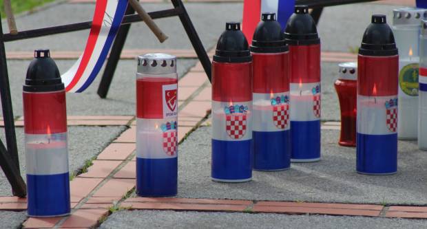 U povodu Dana državnosti RH svečano položeni vijenci na Trgu 123. brigade u Požegi