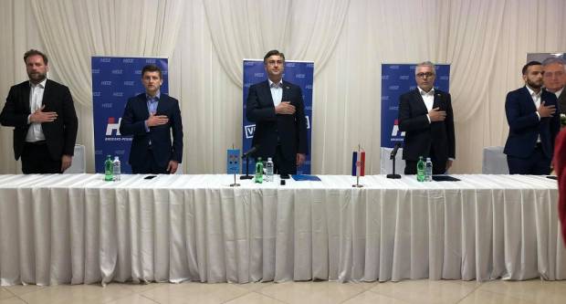 Predsjednik Vlade RH i HDZ-a Andrej Plenković nazočio je danas na sjednici ŽO HDZ-a u Slavonskom Brodu Predsjednik Vlade RH i HDZ-a Andrej Plenković nazočio je danas na sjednici ŽO HDZ-a u Slavonskom Brodu