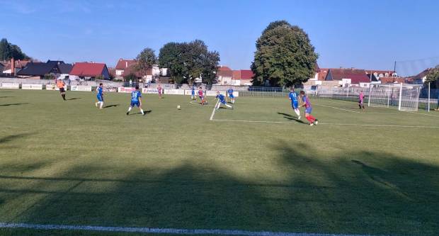 Igrači NK ʺSlavonijaʺ pobijedili HNK ʺĐakovo Croatiaʺ 2:1 i zasjeli na vrh tablice 3. HNL Istok