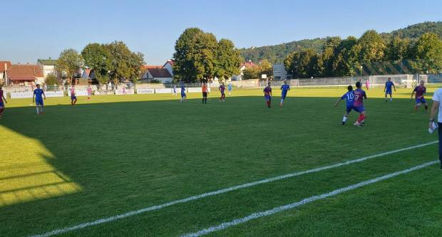 Igrači NK ʺSlavonijaʺ pobijedili HNK ʺĐakovo Croatiaʺ 2:1 i zasjeli na vrh tablice 3. HNL Istok