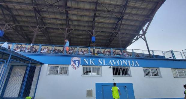 Igrači NK ʺSlavonijaʺ pobijedili HNK ʺĐakovo Croatiaʺ 2:1 i zasjeli na vrh tablice 3. HNL Istok