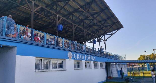 Igrači NK ʺSlavonijaʺ pobijedili HNK ʺĐakovo Croatiaʺ 2:1 i zasjeli na vrh tablice 3. HNL Istok